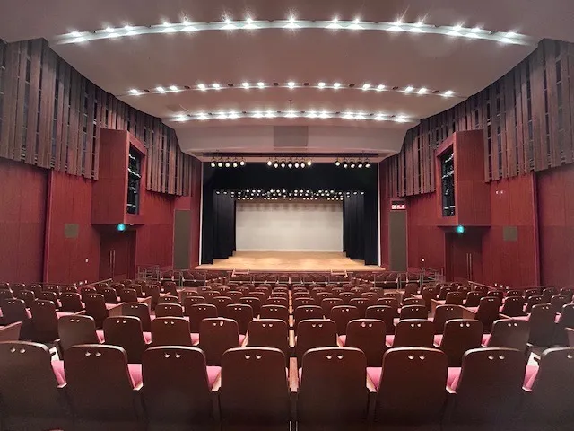 こむこむ館わいわいホールの客席後方から舞台を見た館内写真