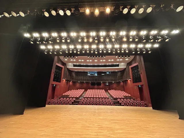 こむこむ館わいわいホールの舞台上から客席を見た館内写真