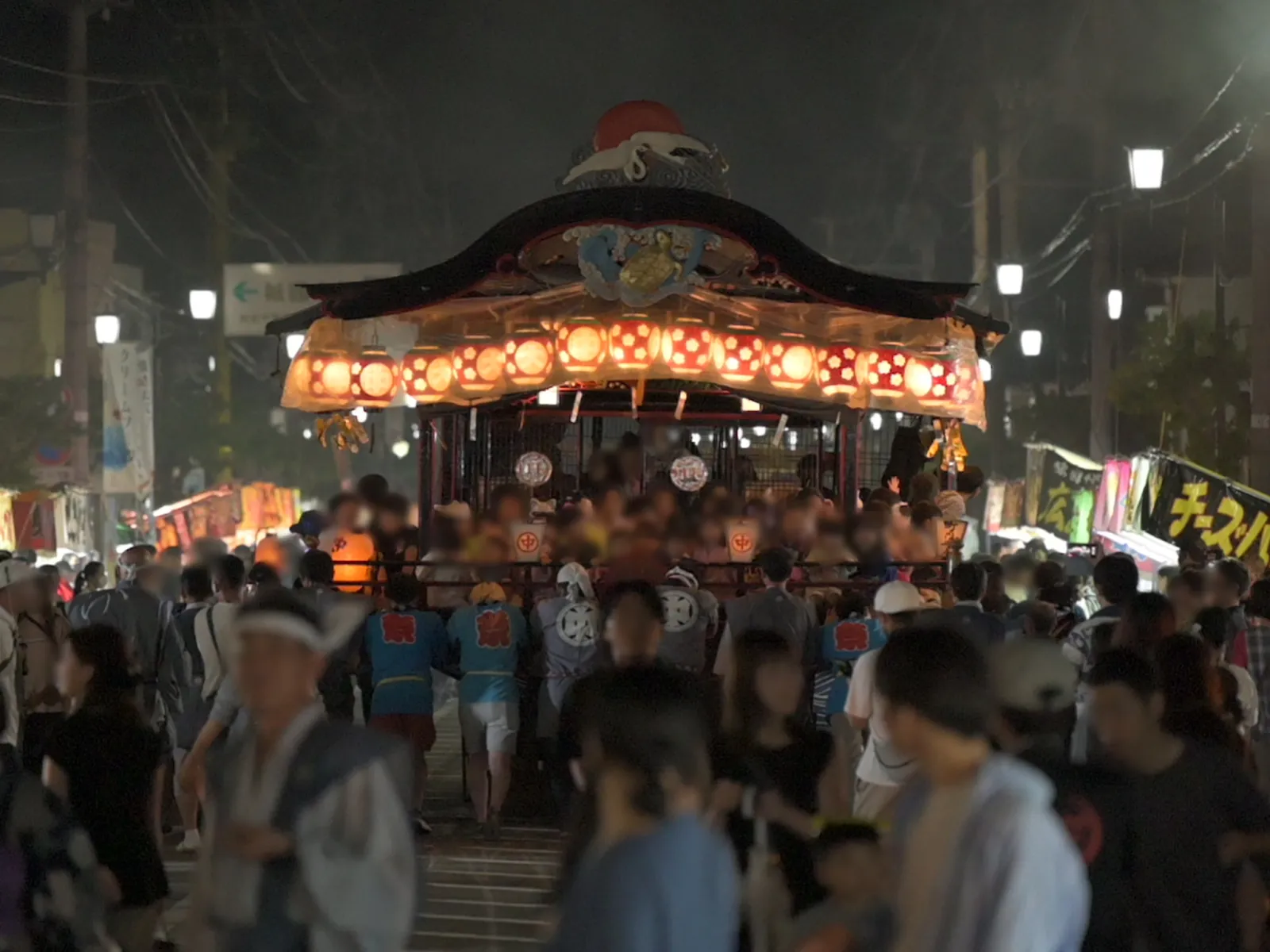 夜の通りの混雑