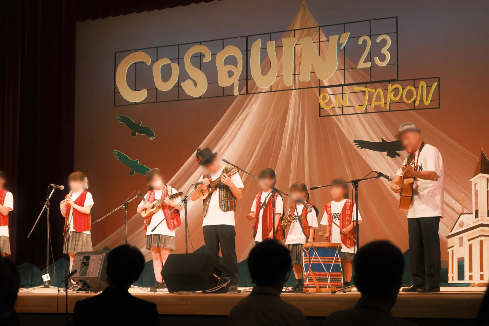 コスキン・エン・ハポンのステージで楽器を演奏する出演者
