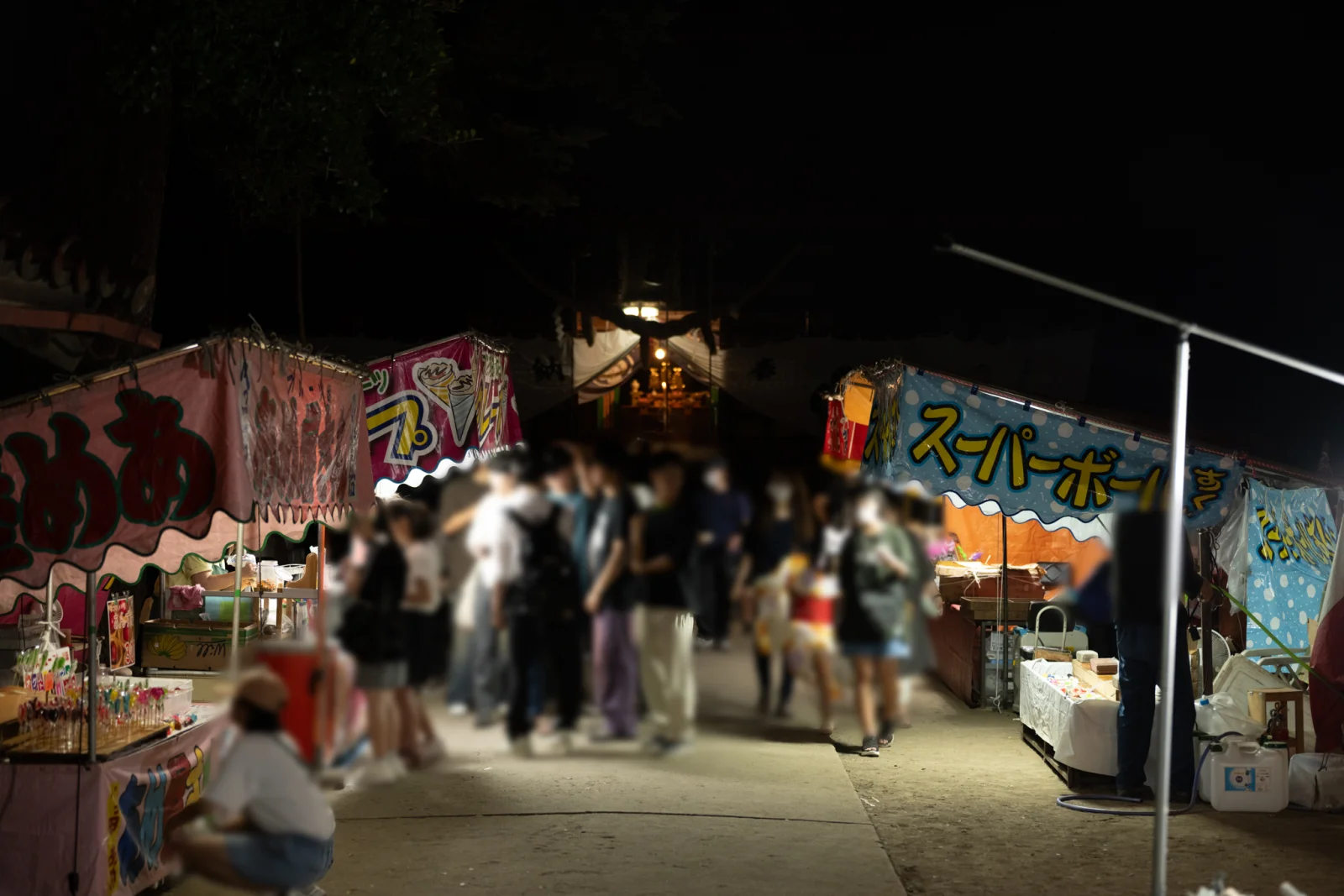 夜の熱田神社の参道に並ぶ露店と来場者