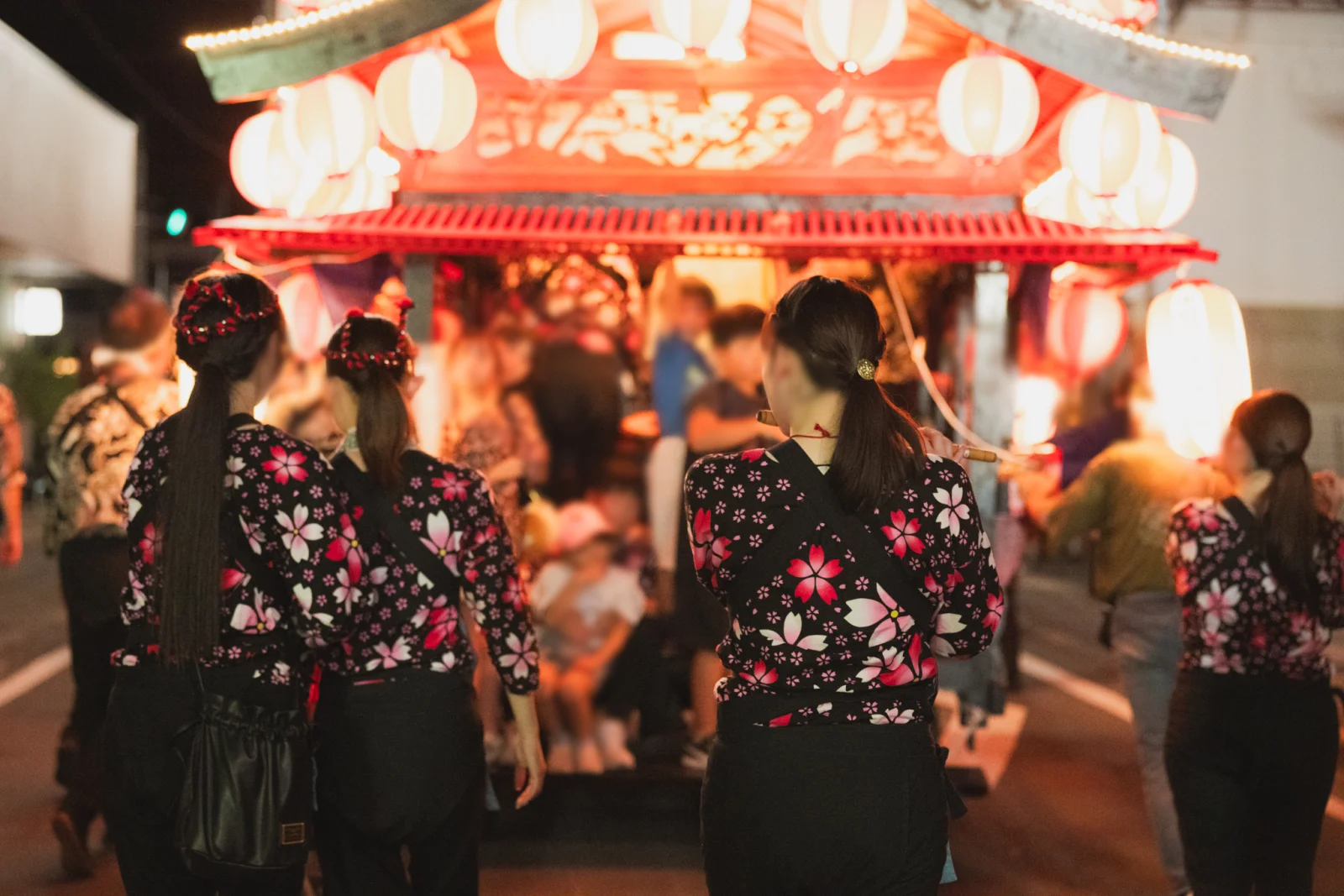 揃いの衣装で山車を囲み、笛と太鼓を奏でる長岡天王祭の人々