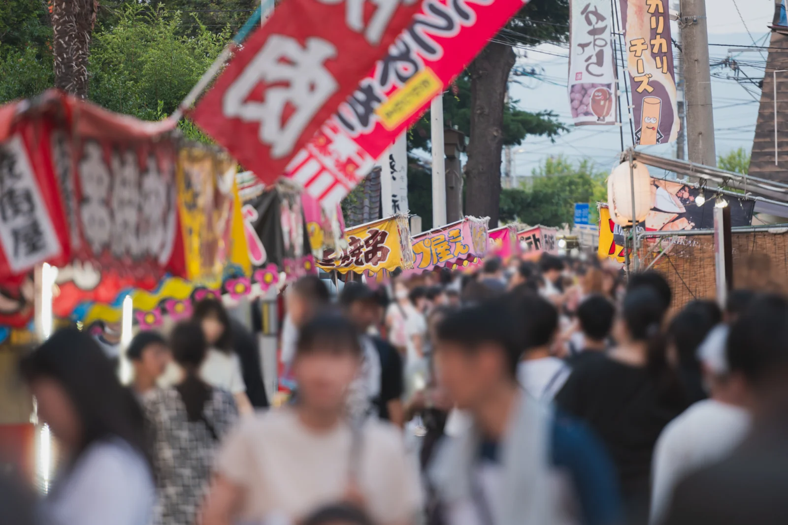 長岡天王祭の露店の幟と多くの来場者。商店街から熱田神社方面へ続く道