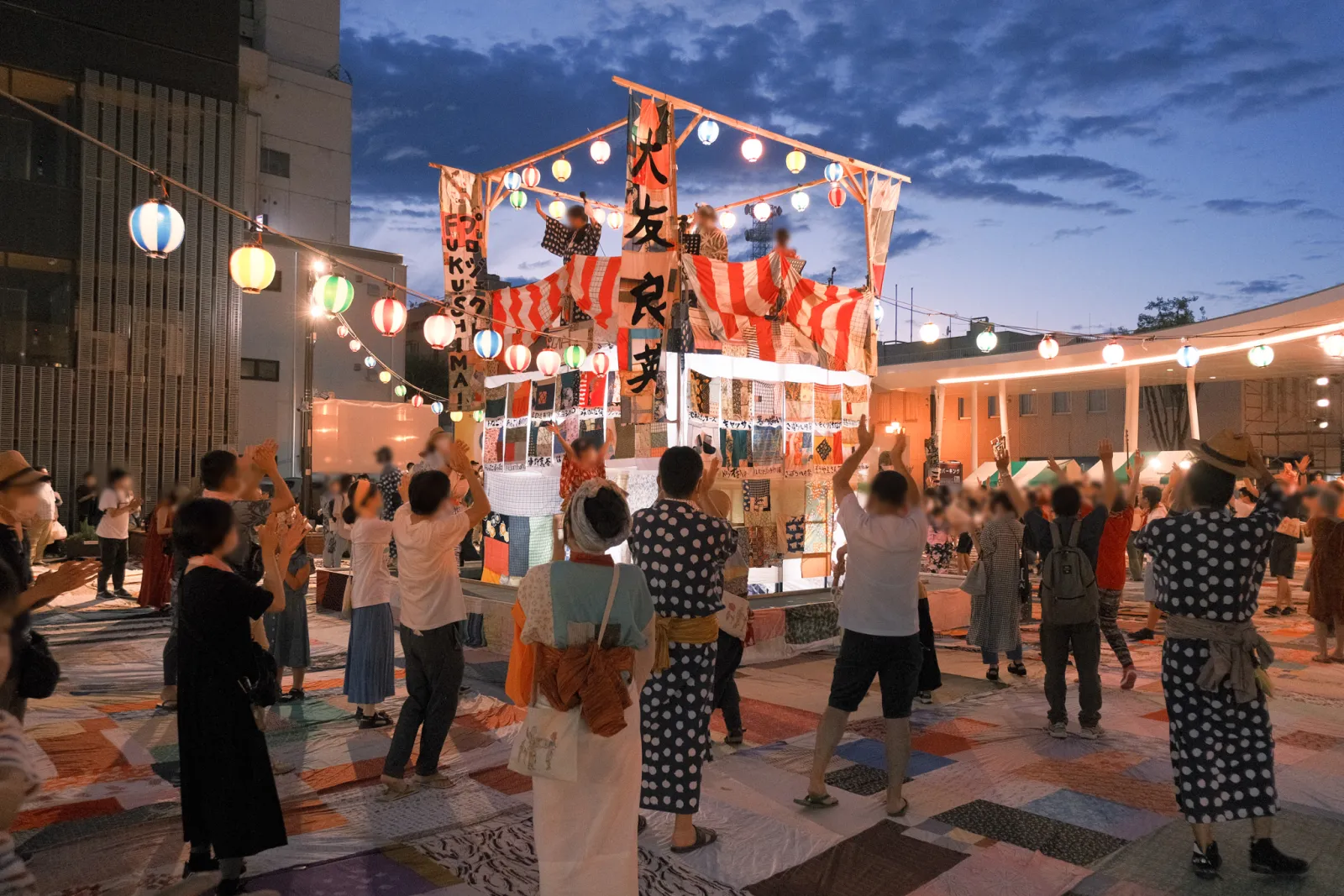 フェスティバルFUKUSHIMA! 納涼！盆踊りでやぐらを囲んで踊る参加者