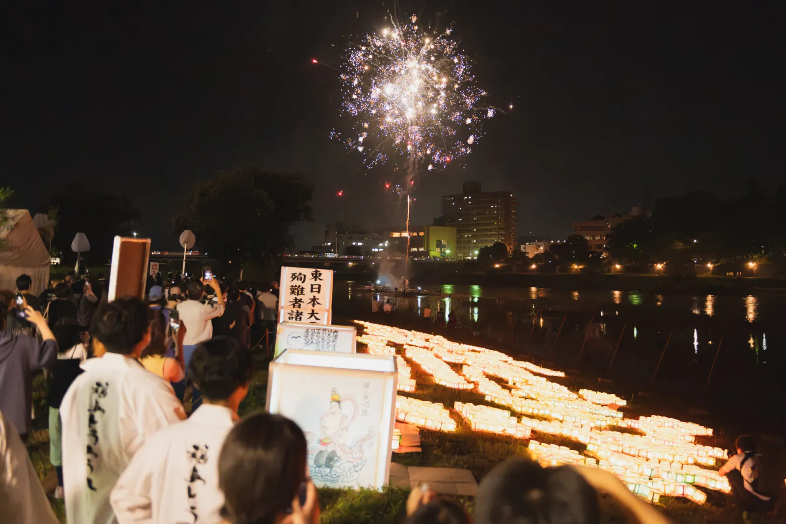 福島とうろう流し花火大会で阿武隈川河畔のとうろうと夜空の花火