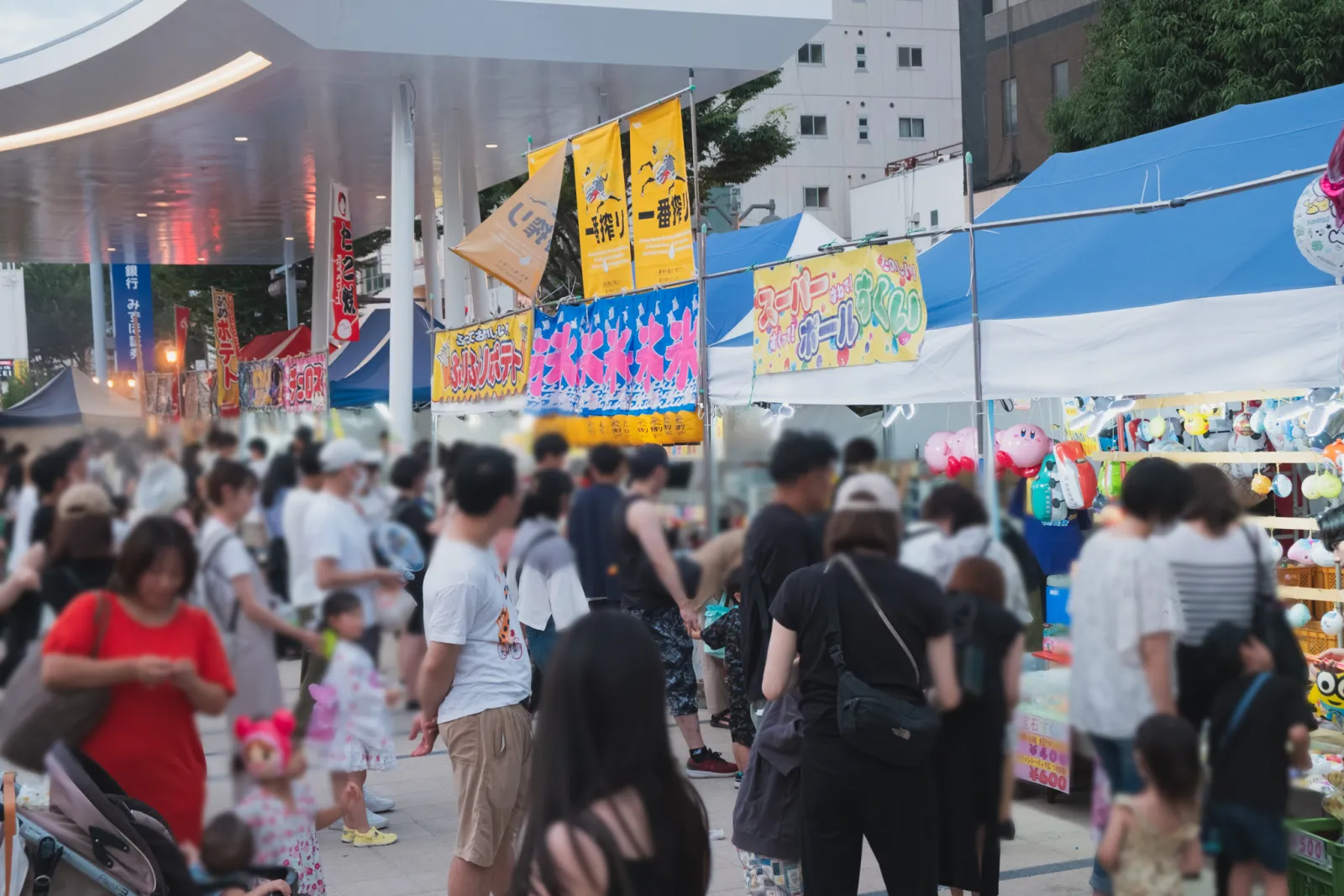 福島わらじまつりのまちなか広場に並ぶ出店と来場者