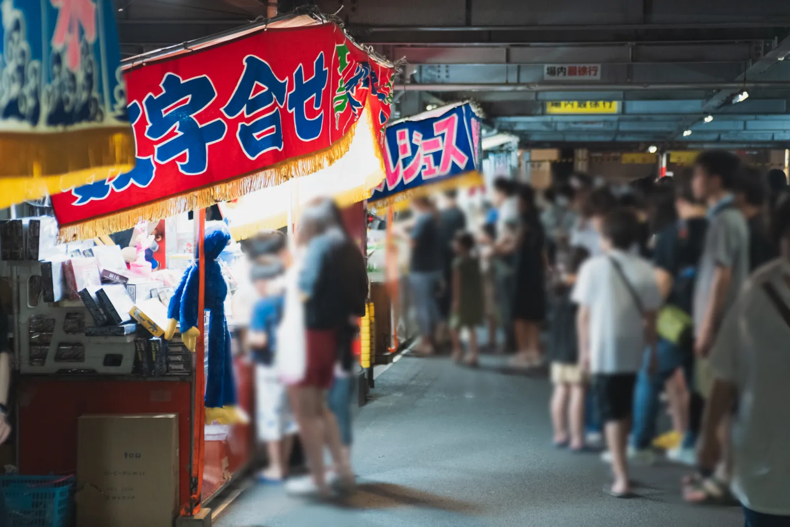福島わらじまつりのパセオ通り立体駐車場周辺に並ぶ出店と来場者