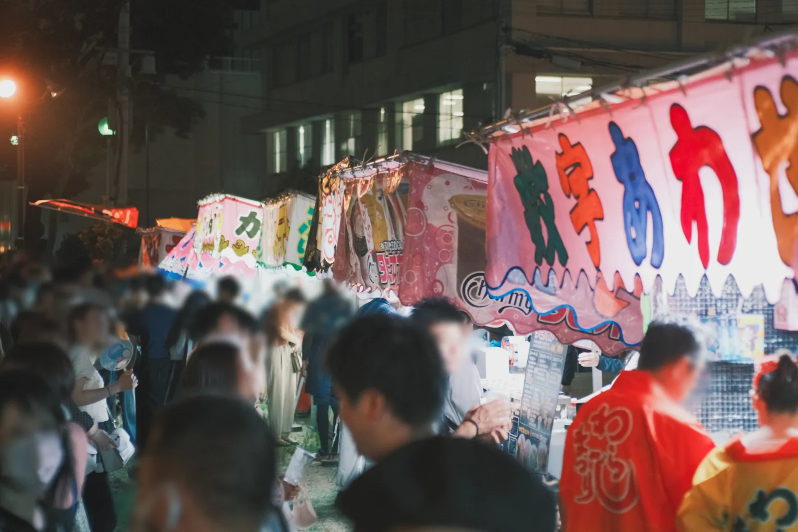 福島わらじまつりのさんかく広場周辺に並ぶ夜の出店