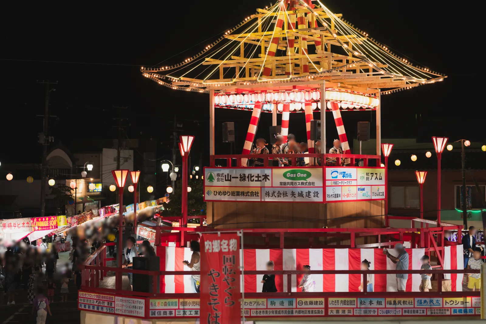 いわき回転やぐら盆踊り大会で灯りに照らされる回転やぐら