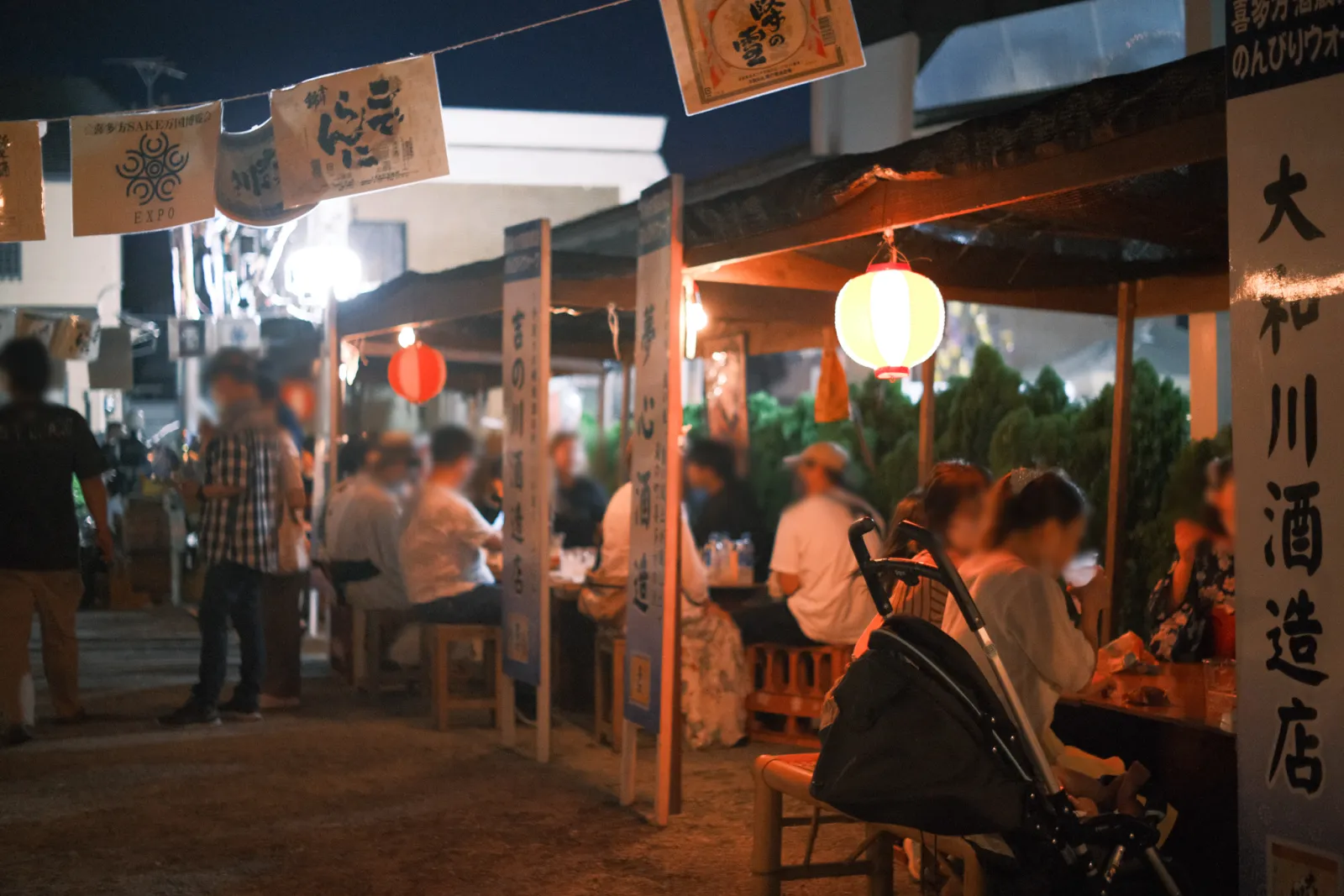 夜の喜多方レトロ横丁で提灯が灯る日本酒エリア