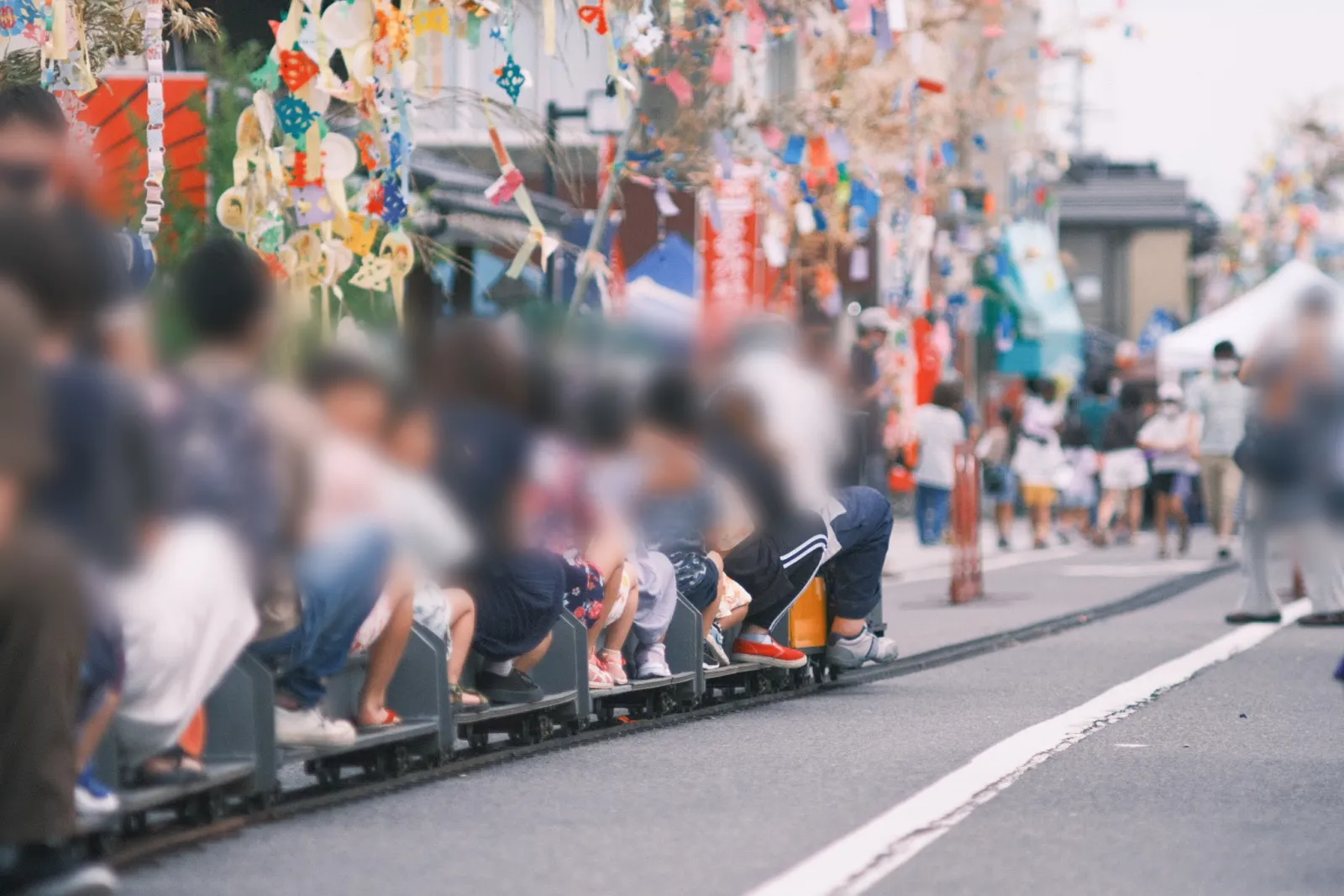 喜多方レトロ横丁の通りを走る小さな汽車と七夕飾り
