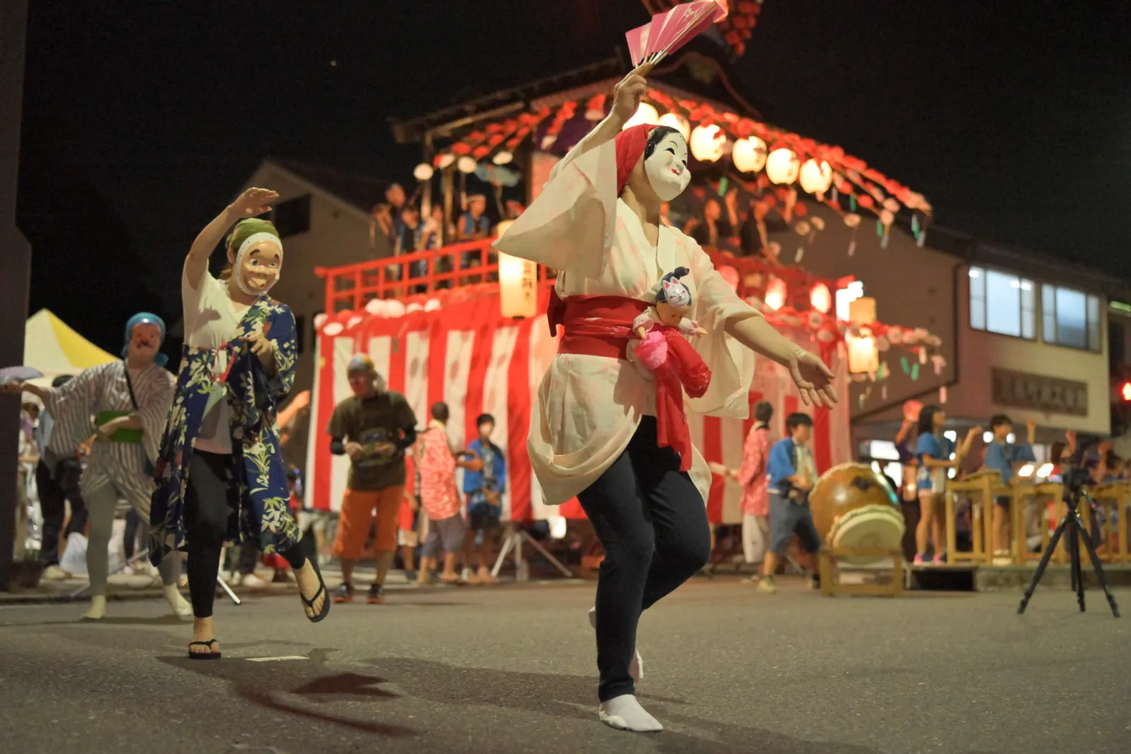 三春盆踊りで提灯が並ぶ会場を踊る参加者