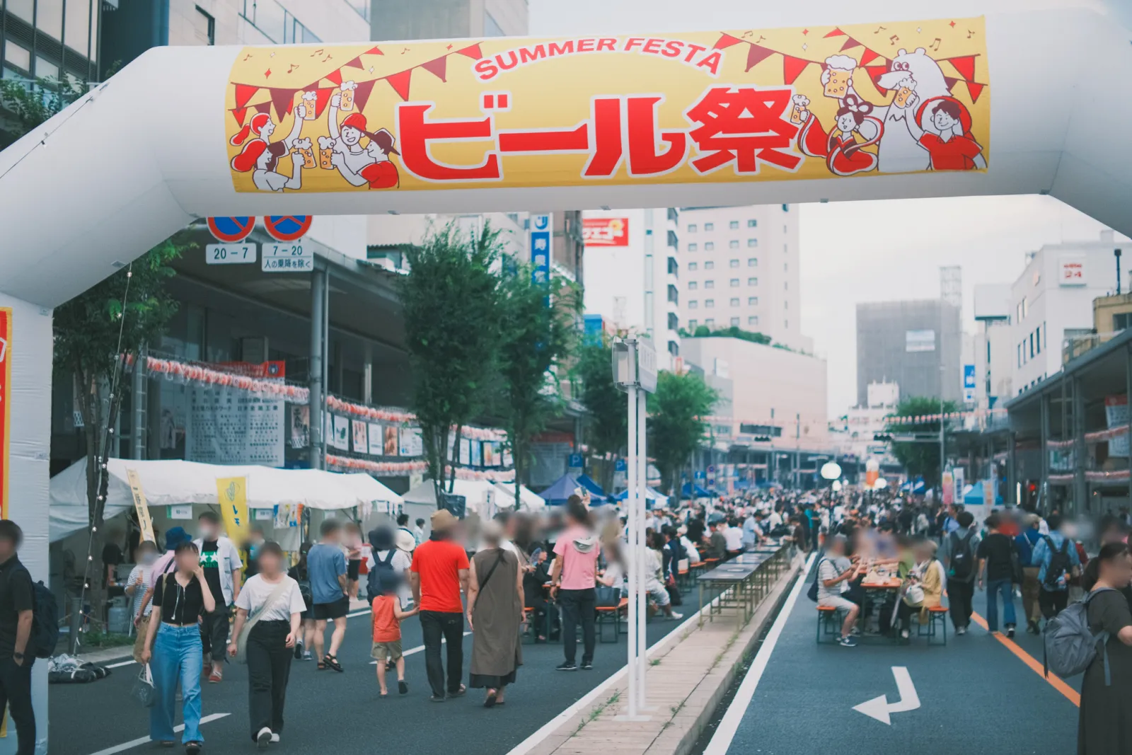 サマーフェスタ IN KORIYAMAのビール祭会場に並ぶテーブルと来場者