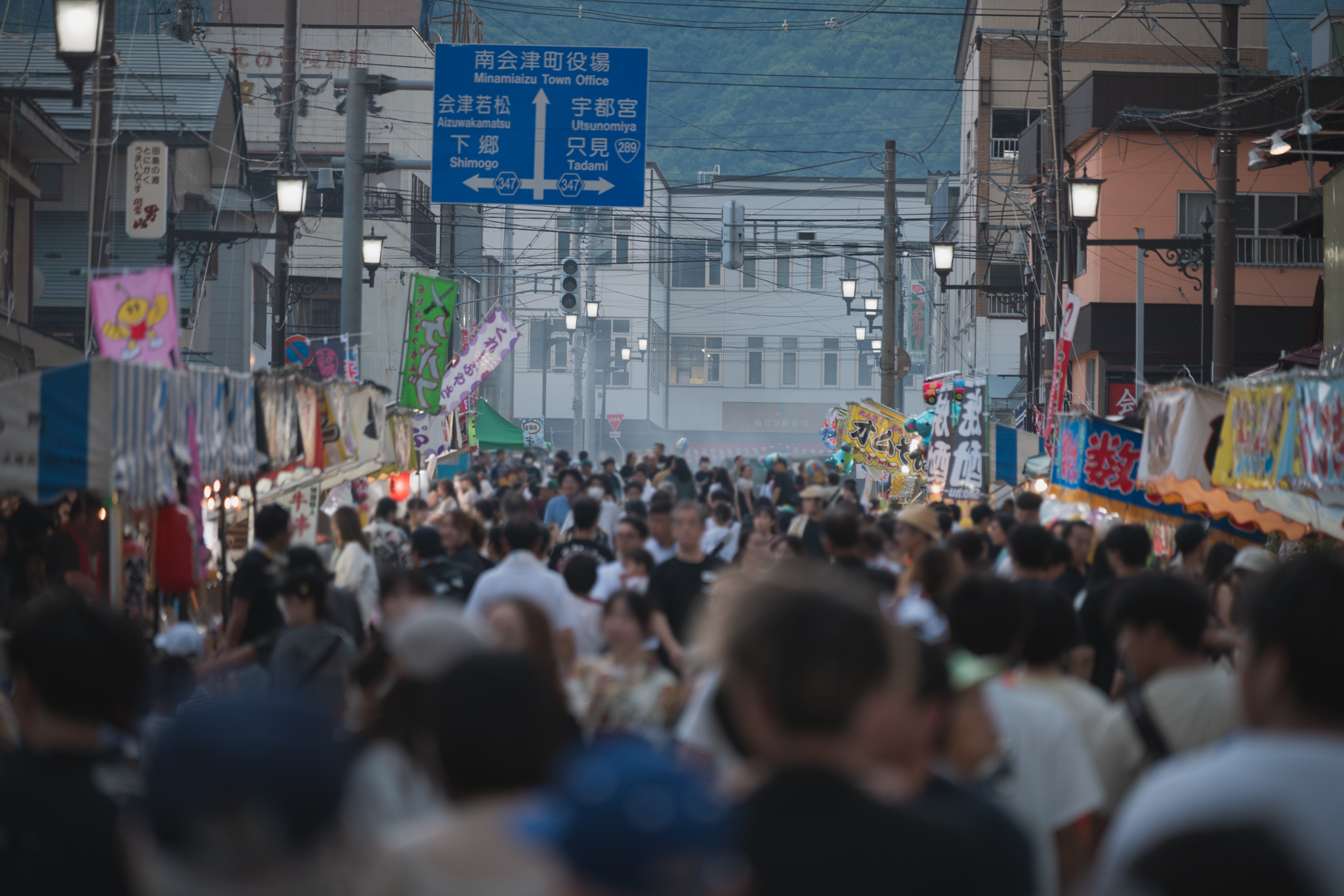 夕方、露店の間を埋める会津田島祇園祭の来場者（南会津町役場前の通り）