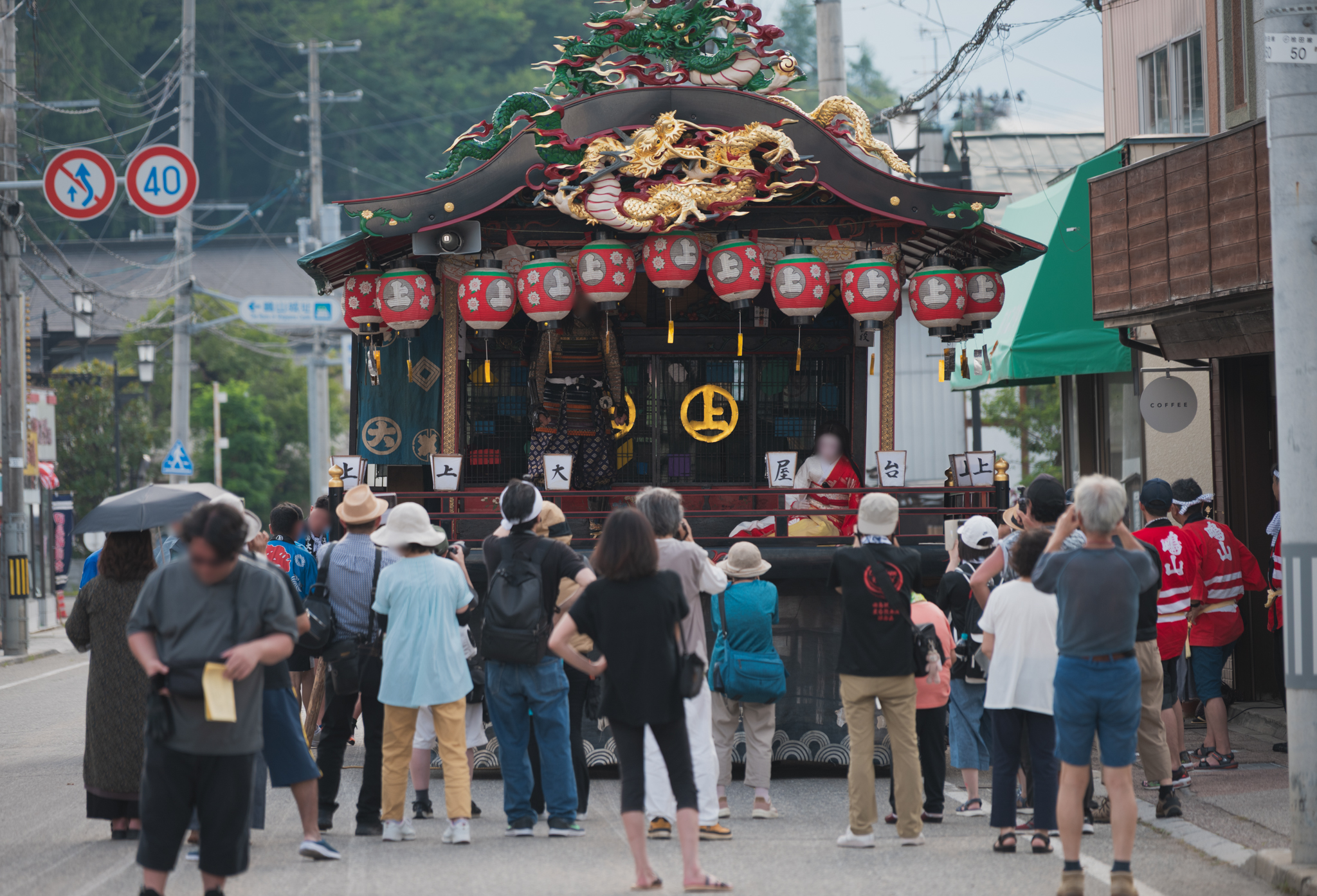 夕方、観客に囲まれて上演される会津田島祇園祭の屋台歌舞伎