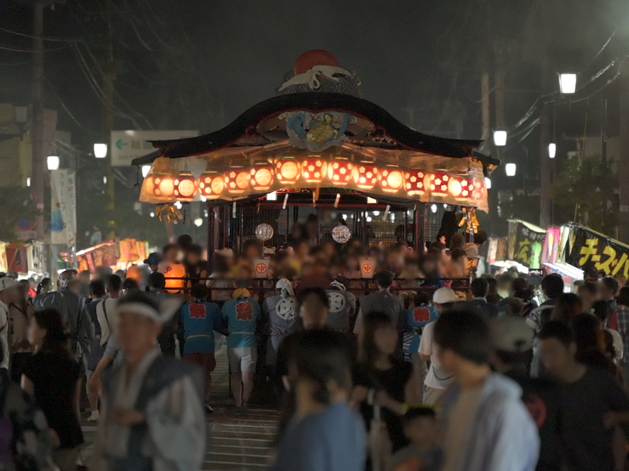 夜、大勢の人で埋まる会津田島祇園祭の大屋台