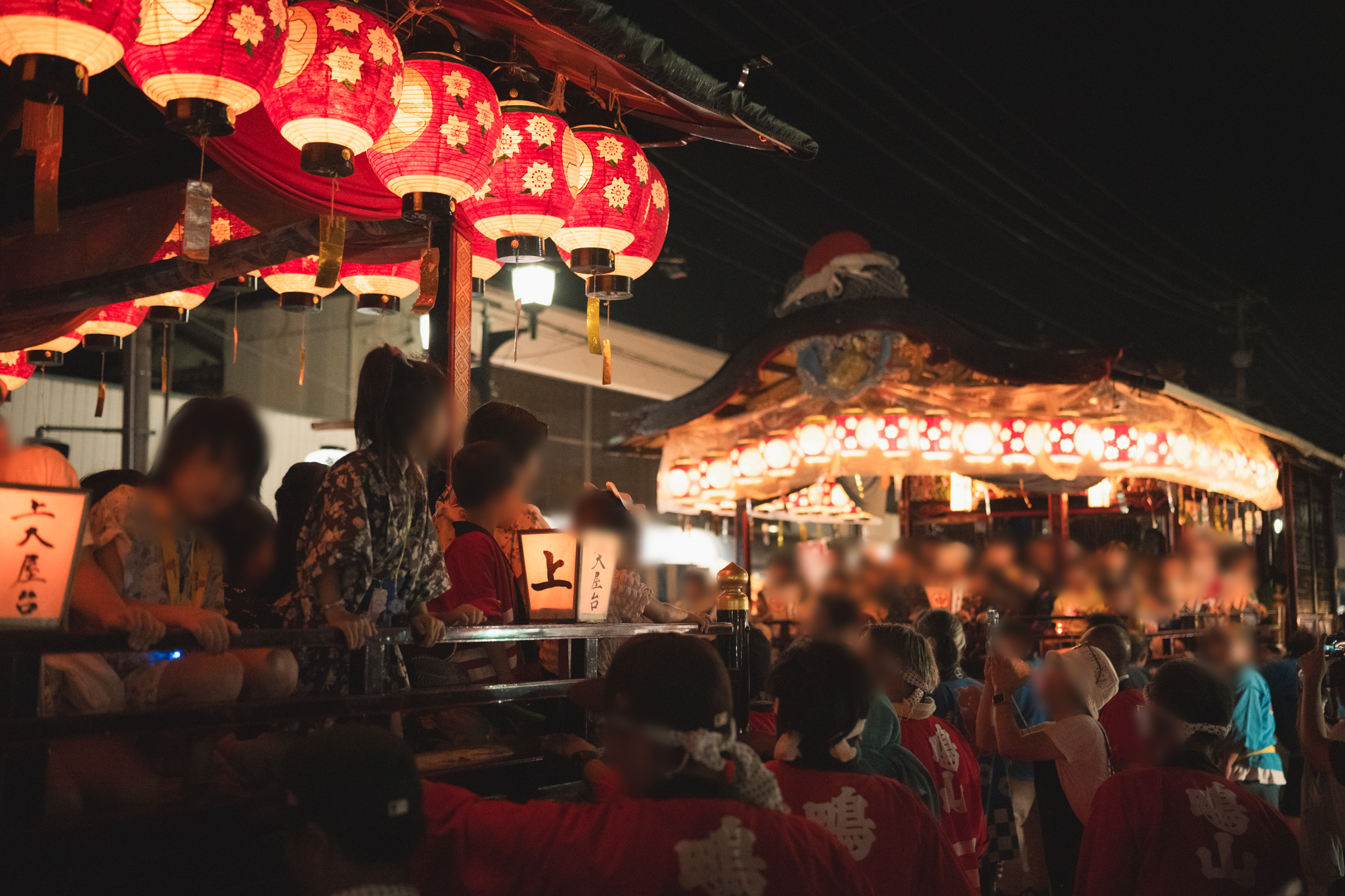夜、赤い提灯を灯して並ぶ会津田島祇園祭の大屋台