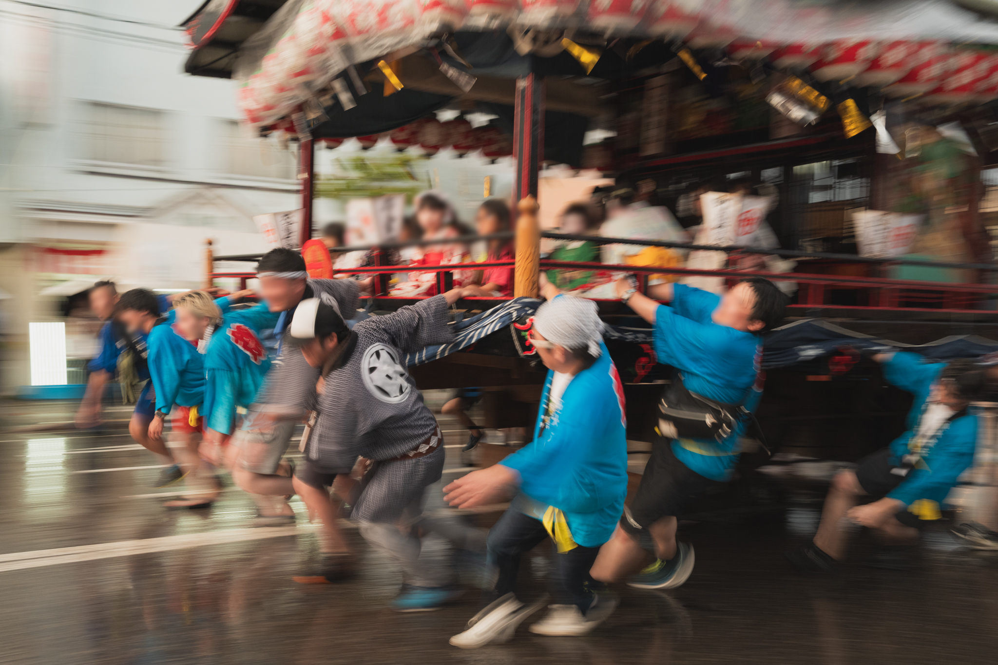 全力で大屋台を引く会津田島祇園祭の男衆（流し撮り）