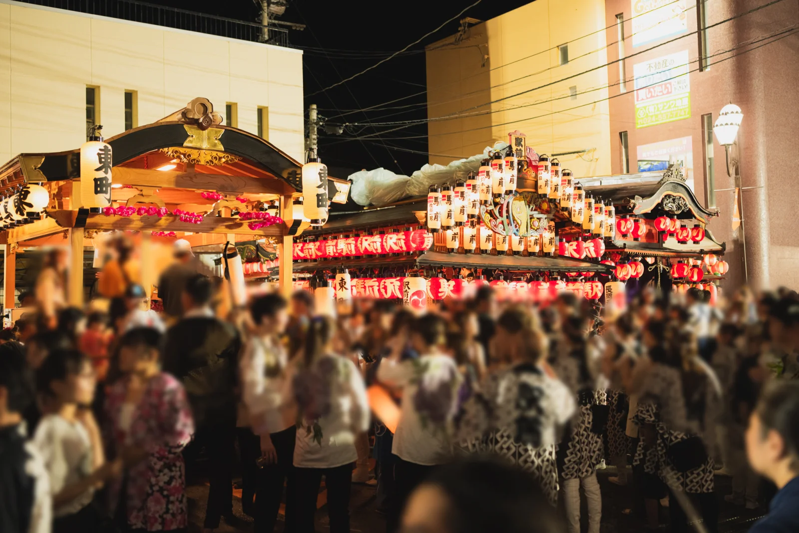 提灯をともした山車を多くの人が取り囲む夜の長岡天王祭