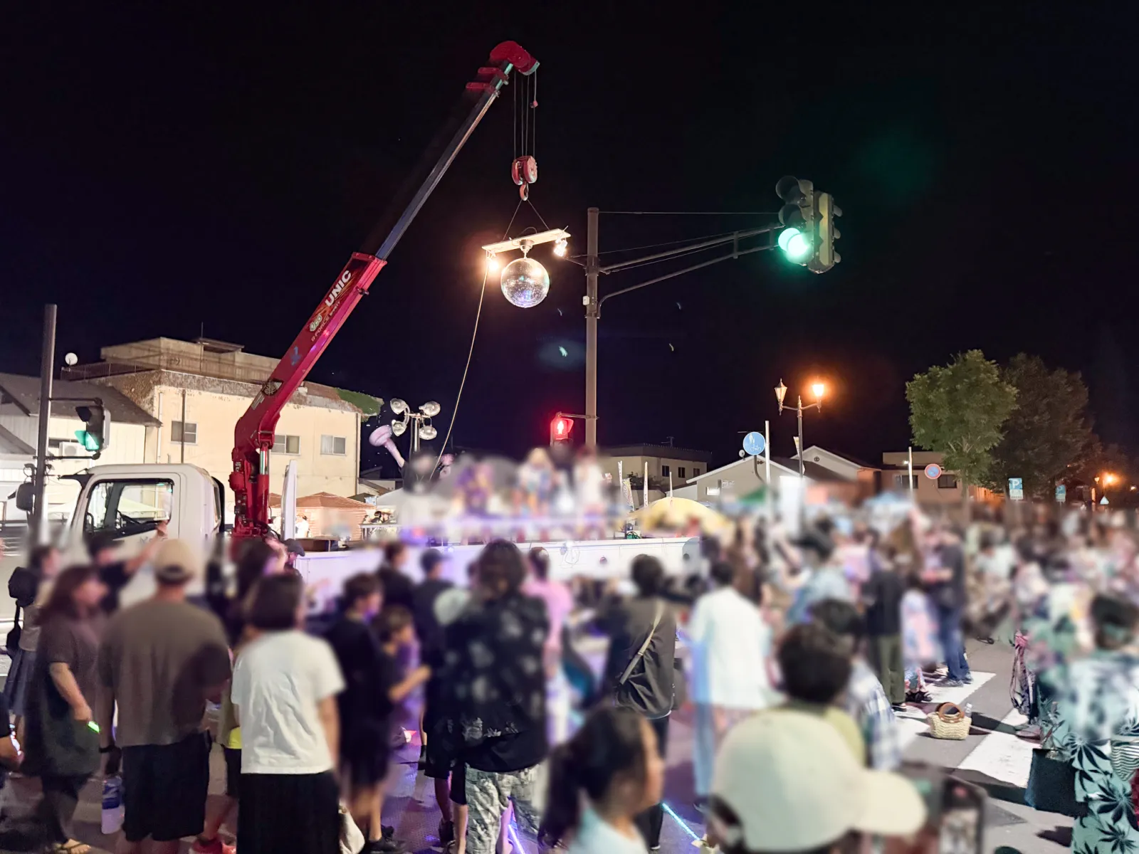 喜多方レトロ横丁の夜にミラーボールの下で踊る来場者