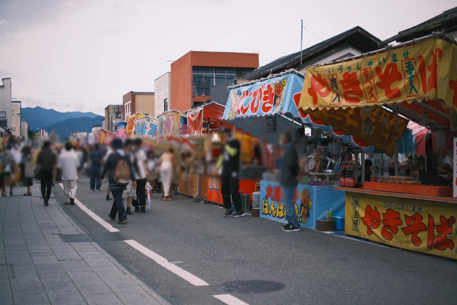 喜多方レトロ横丁の通りに並ぶ祭りの露店