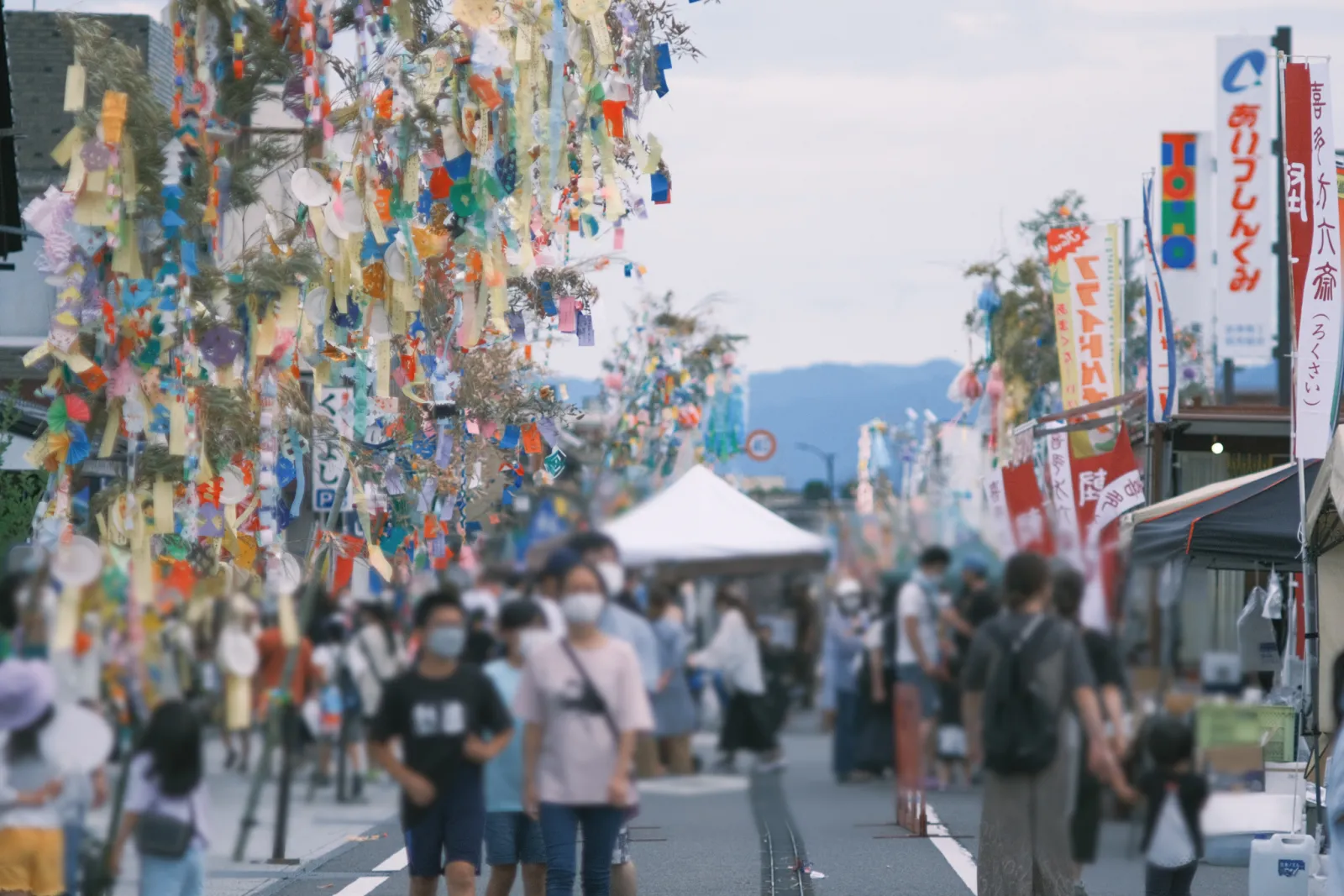 喜多方レトロ横丁の通りに飾られた七夕のような飾りと来場者