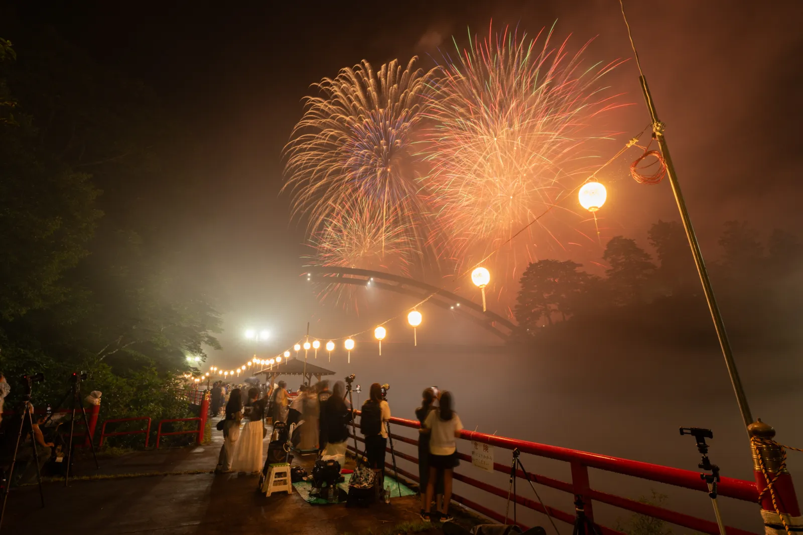 川霧の中で提灯と瑞光寺橋と花火がにじむ柳津霊まつり流灯花火大会