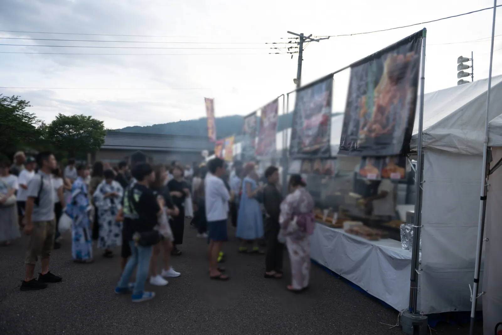 柳津霊まつり流灯花火大会の道の駅会場に並ぶ露店と来場者