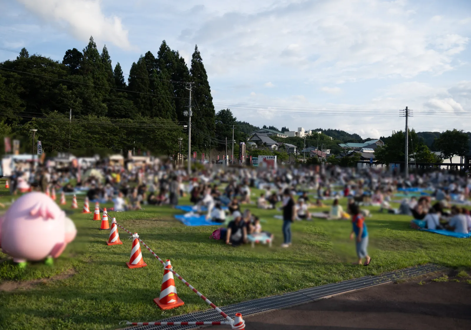道の駅会津柳津の芝生でシートを広げて花火を待つ来場者